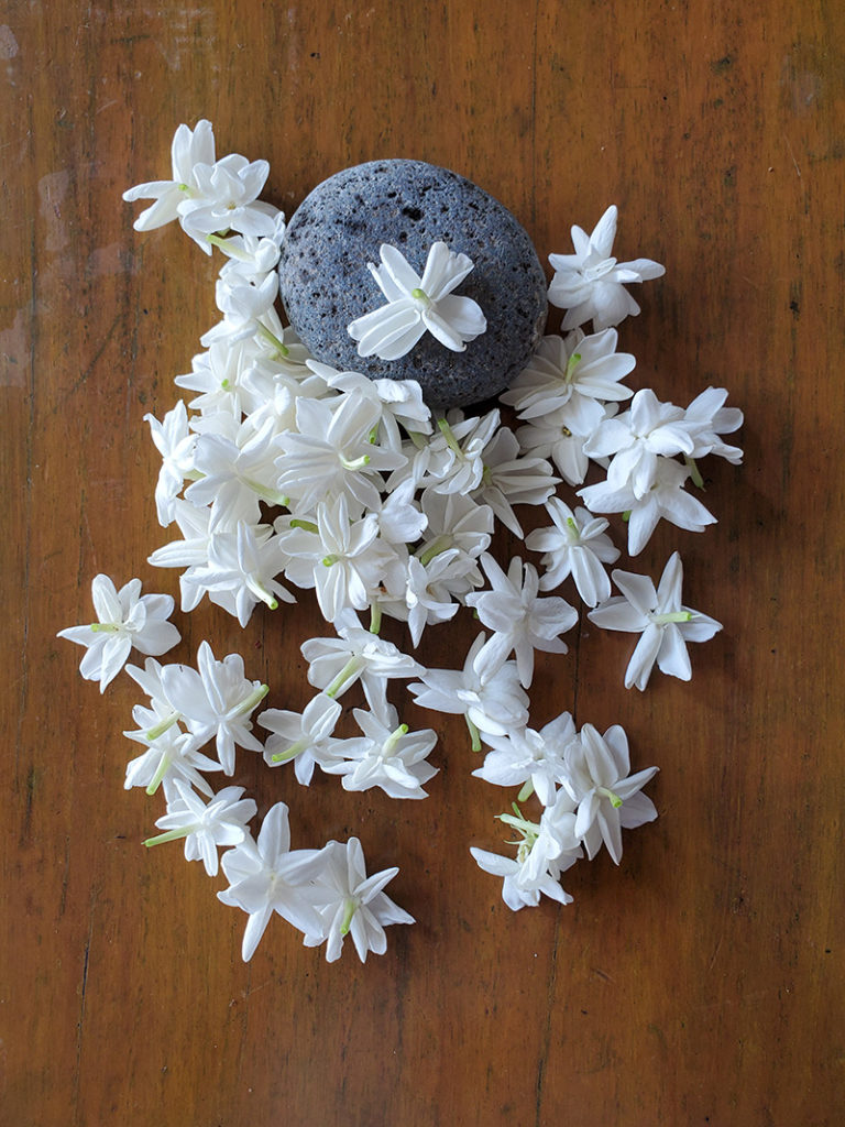 Making Sampaguita necklace